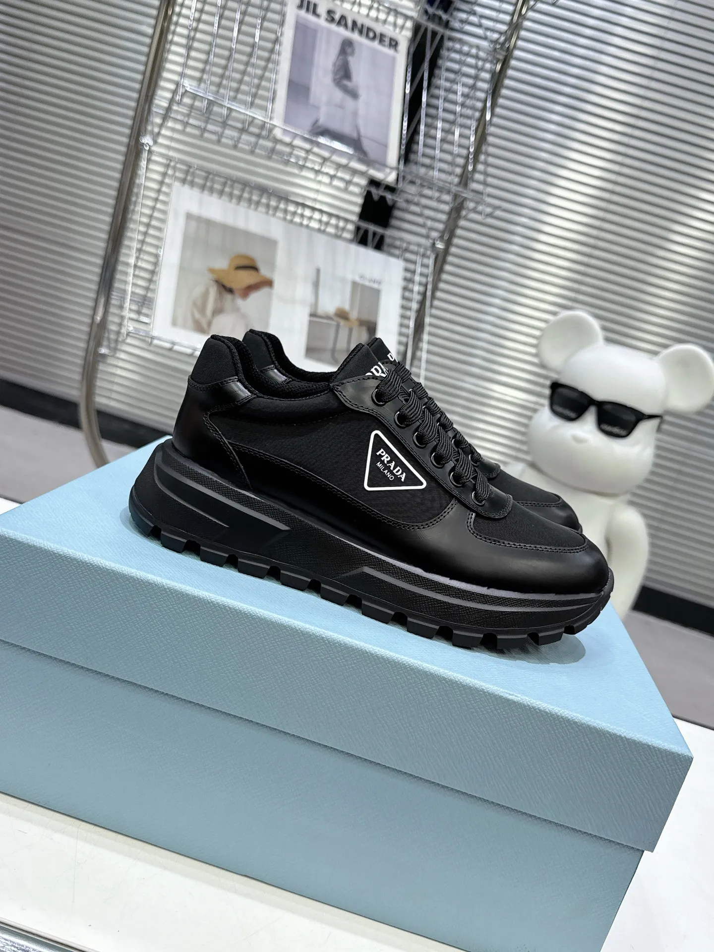 👟👟Ex-factory price 600👟👟 PRADA ²⁰²5𝐬𝐬Prada’s new product comes with strength! ❣️Many Internet celebrities have the same style, fashionable and versatile nice items, original shoes are developed and purchased from Italian counters, and are reproduced 1:1 according to the original taste. This year’s theme is not to be defined, embodying texture through simplicity💛From thick-soled sneakers to zigzag short boots to 2024 flat shoes, everything reveals a sure-fire momentum...combining gentleness and handsomeness, the finishing touch for women❤️ The top-grade open-edge beaded cowhide with imported cowhide triangle logo is consistent with the original version, the wear-resistant and ultra-light two-color outsole, and the sheepskin lining are breathable and comfortable. ⚛Size: Women's 35-40 ⚛Size: Men's 39-45 Original packaging accessories. ⚛